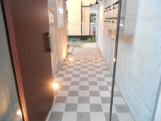 19/27 エントランス