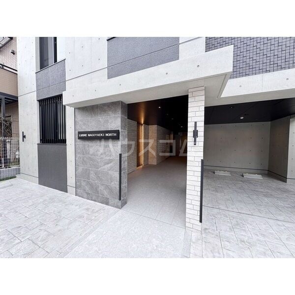 25/28 エントランス