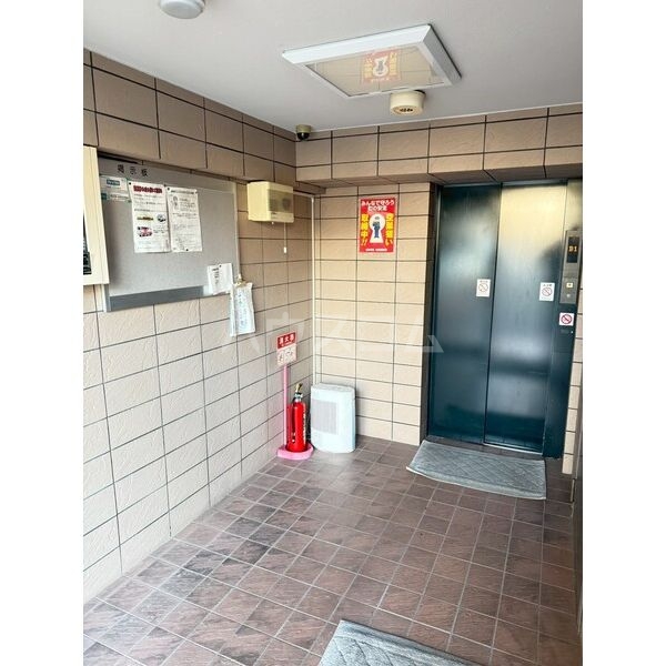 13/23 エントランス