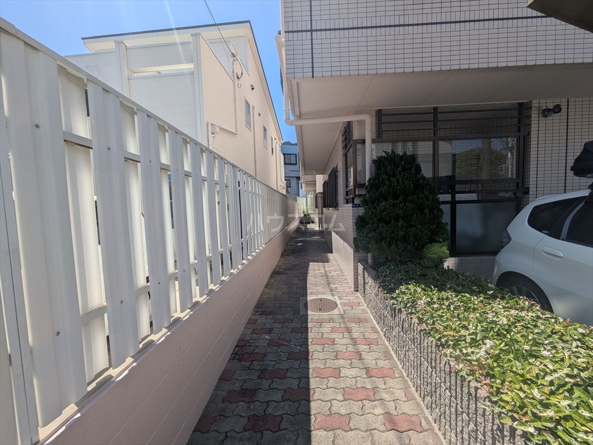 27/30 エントランス
