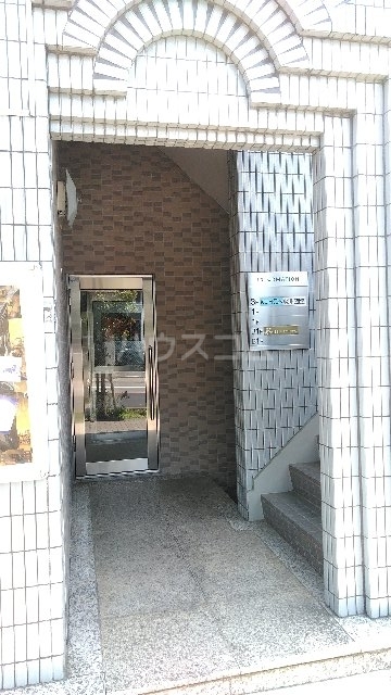 23/30 エントランス