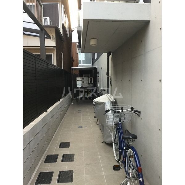 18/27 エントランス