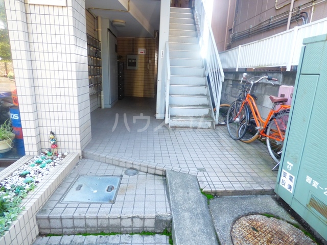 21/30 エントランス