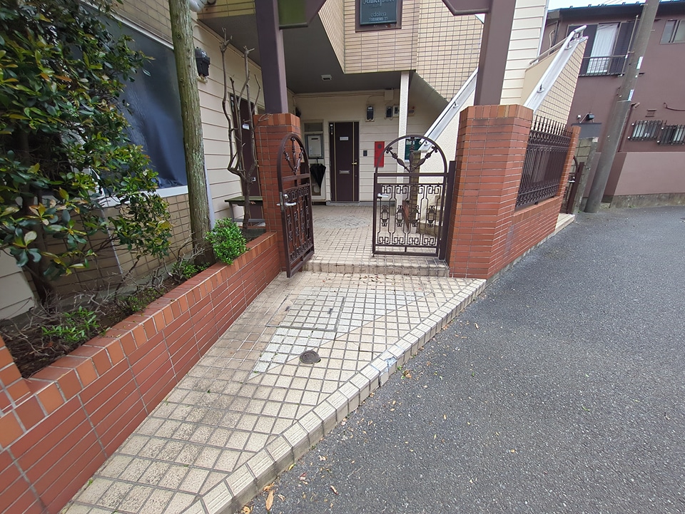 23/30 エントランス