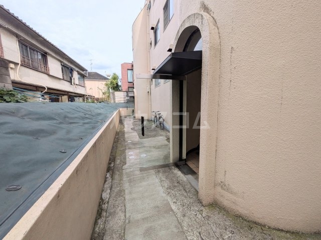 21/30 エントランス