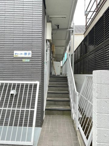 27/30 エントランス
