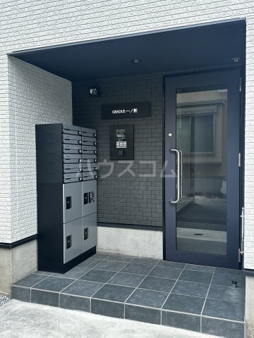 23/30 エントランス