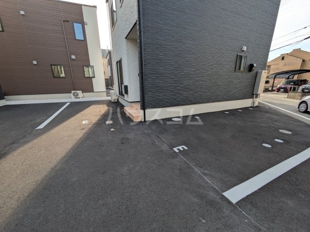 27/30 駐車場