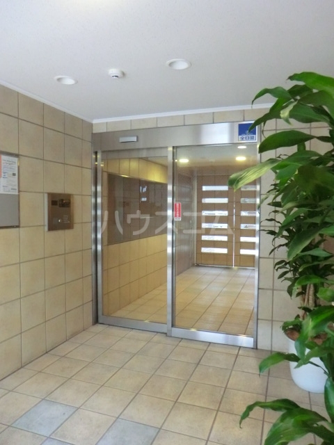 16/23 エントランス