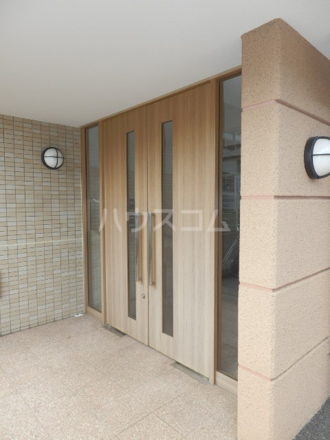 18/26 エントランス