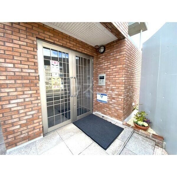 25/27 エントランス