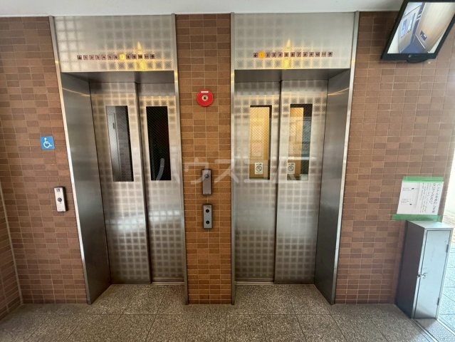 27/30 エントランス