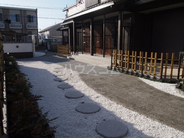 22/27 エントランス