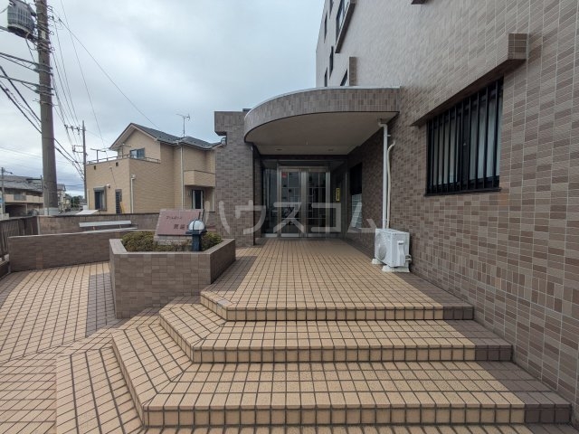 27/30 エントランス