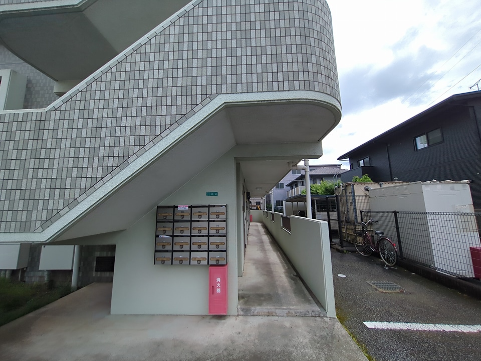 27/30 エントランス