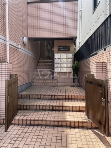 23/30 エントランス