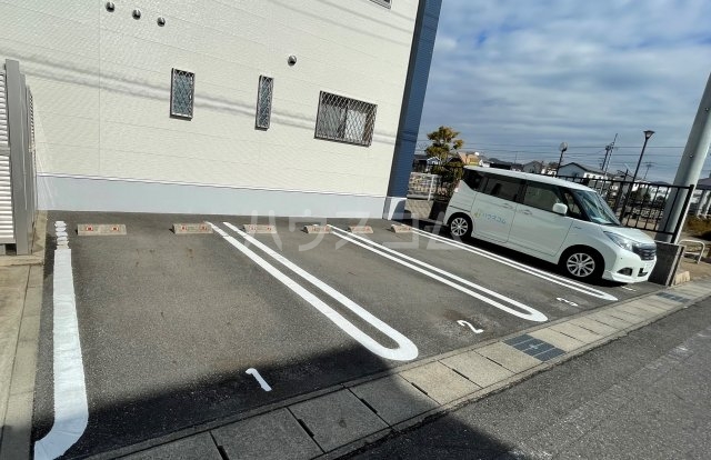 27/30 駐車場