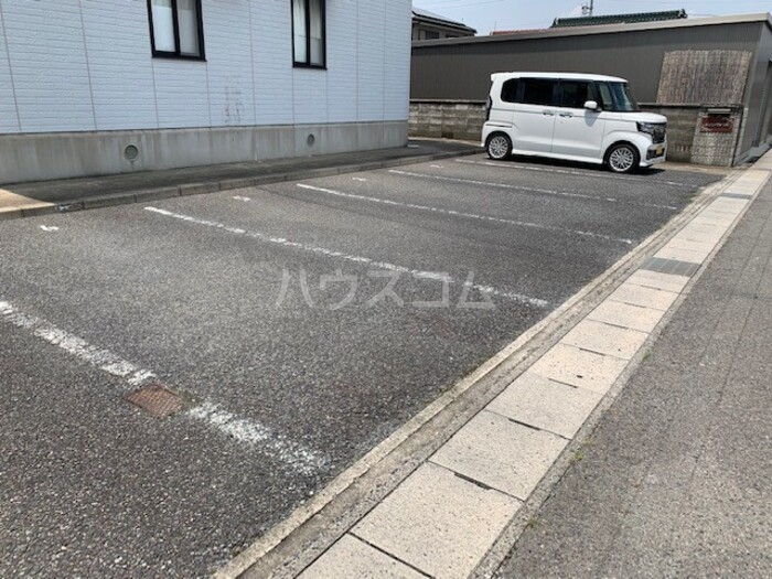18/27 駐車場