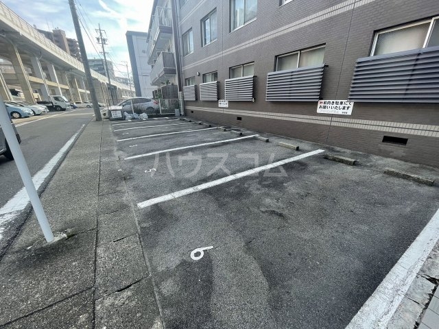 18/25 駐車場