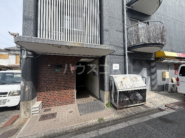 24/30 エントランス