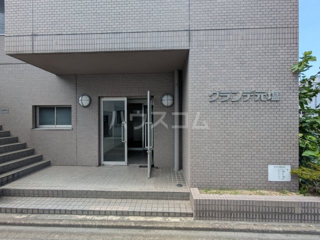 28/30 エントランス