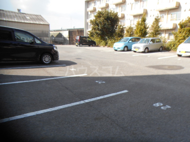 18/27 駐車場
