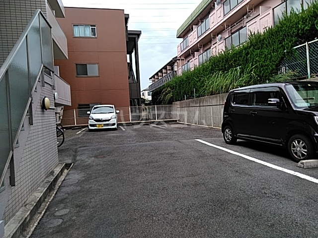 18/27 駐車場