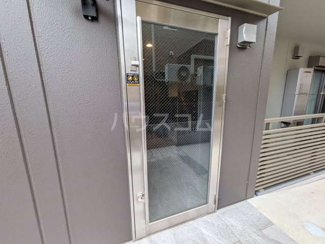 27/30 エントランス