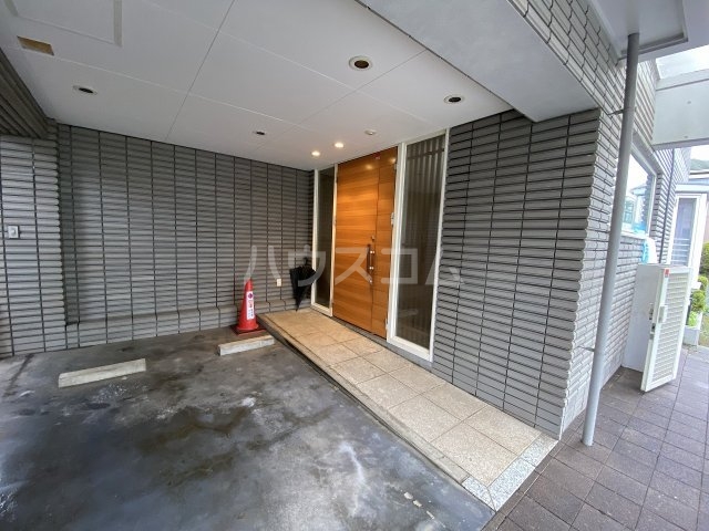 21/30 エントランス