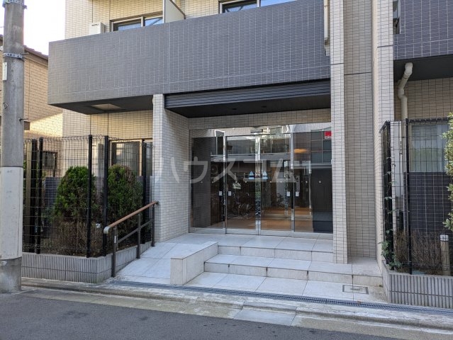 24/30 エントランス
