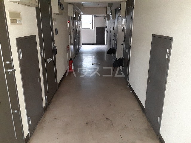 21/30 エントランス