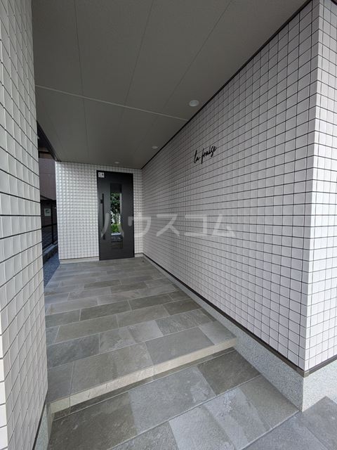 28/30 エントランス