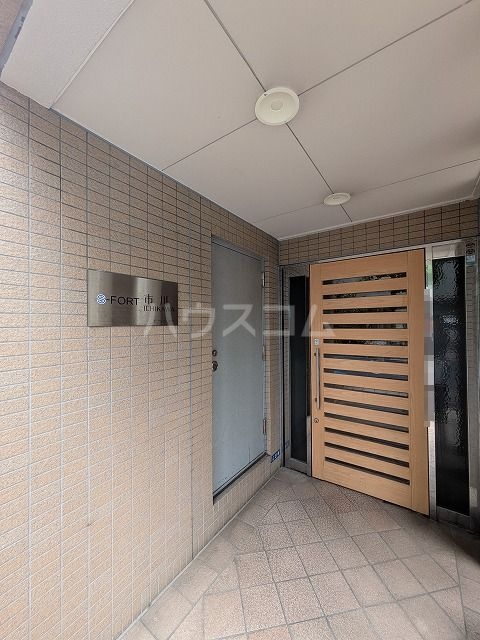 23/30 エントランス