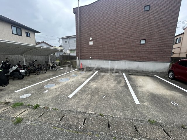 27/30 駐車場