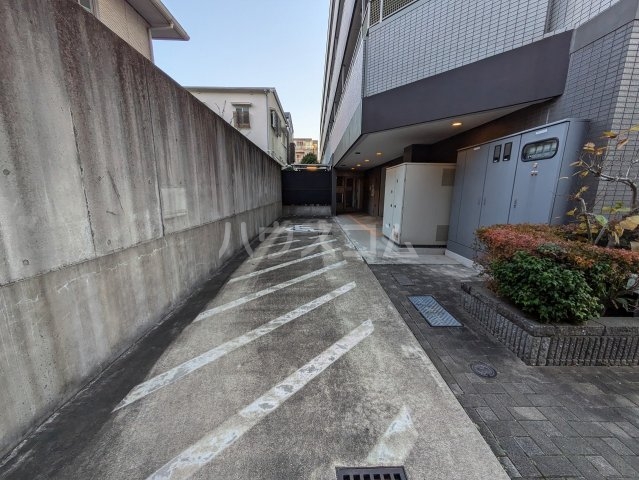 27/30 駐車場
