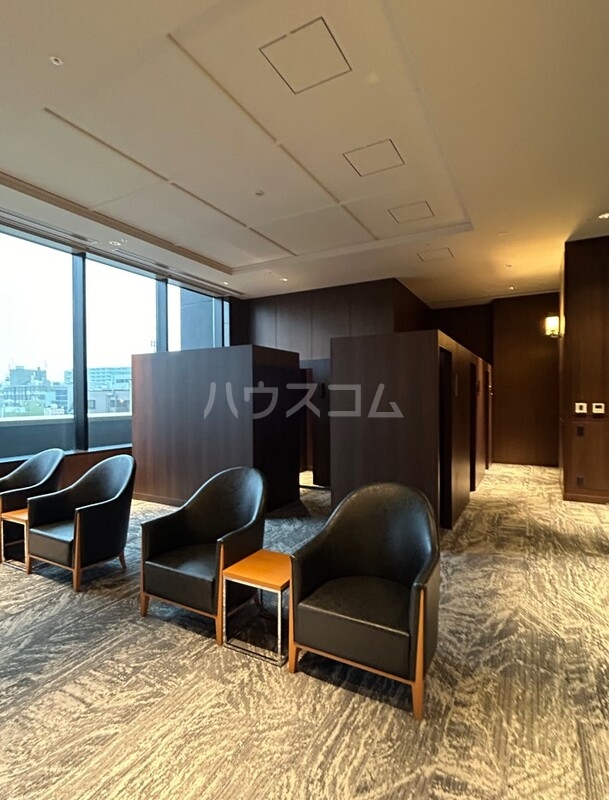 23/27 エントランス