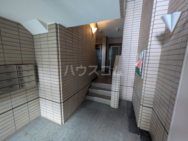 20/21 エントランス