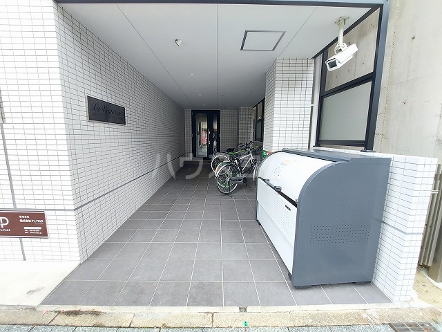 27/30 エントランス