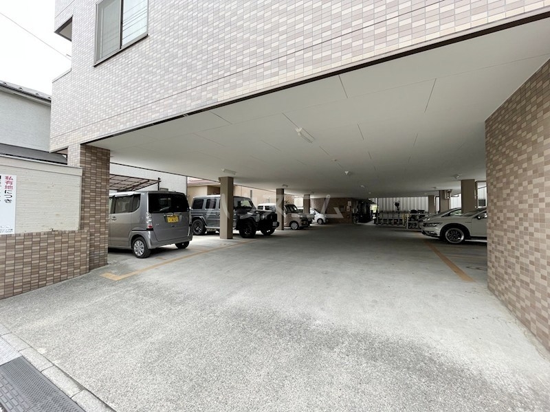 28/30 駐車場