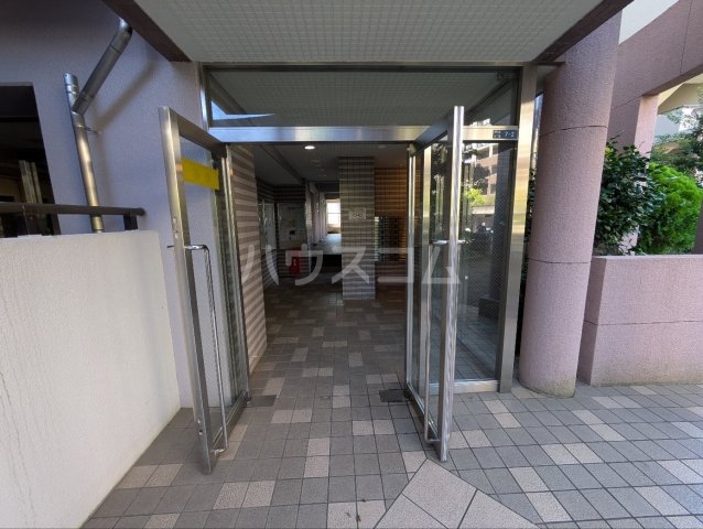 26/27 エントランス