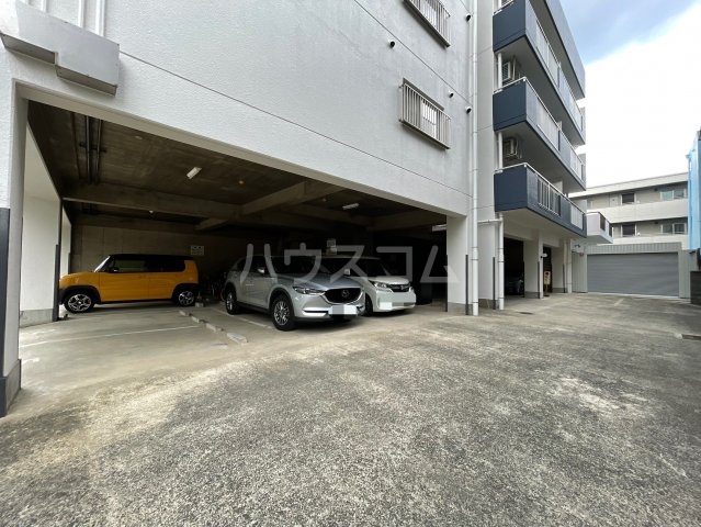 28/30 駐車場
