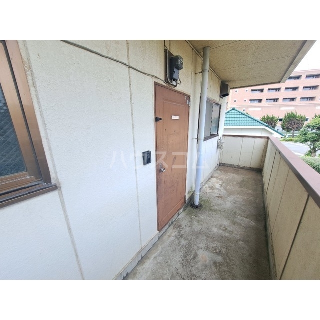 23/27 エントランス