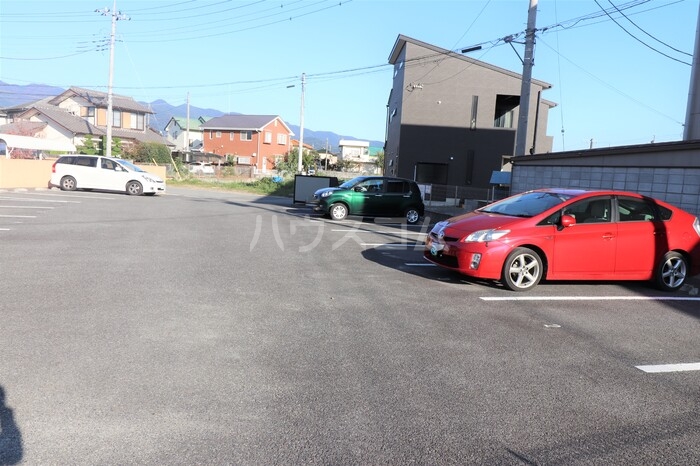 18/27 駐車場
