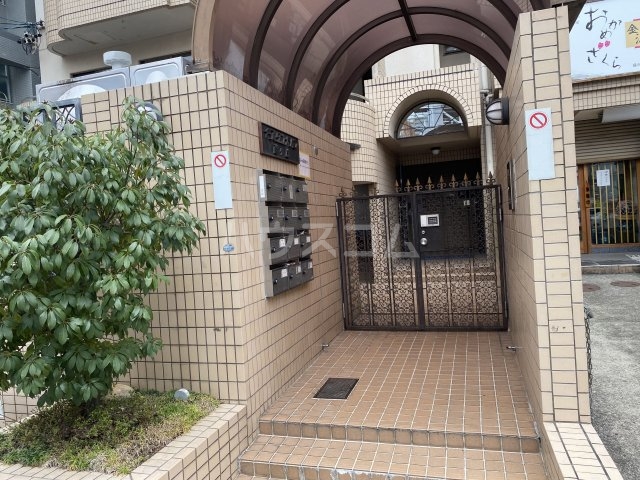 19/27 エントランス