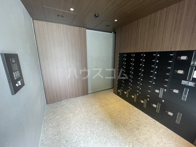 23/28 エントランス