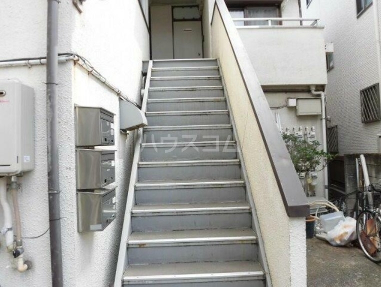 19/30 エントランス