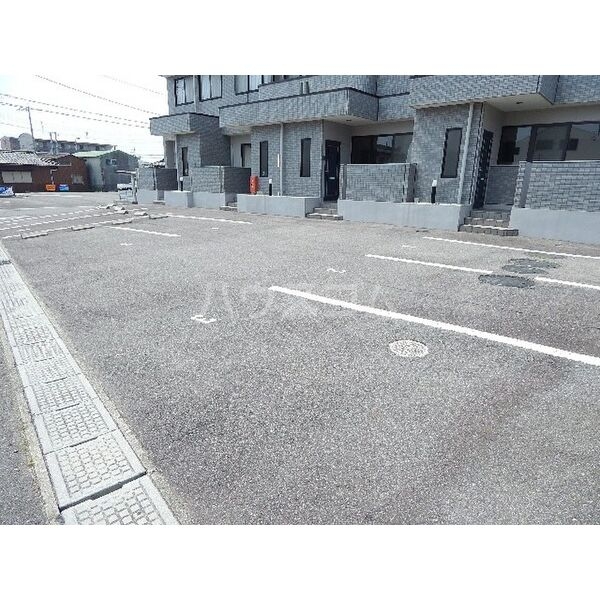 16/16 駐車場