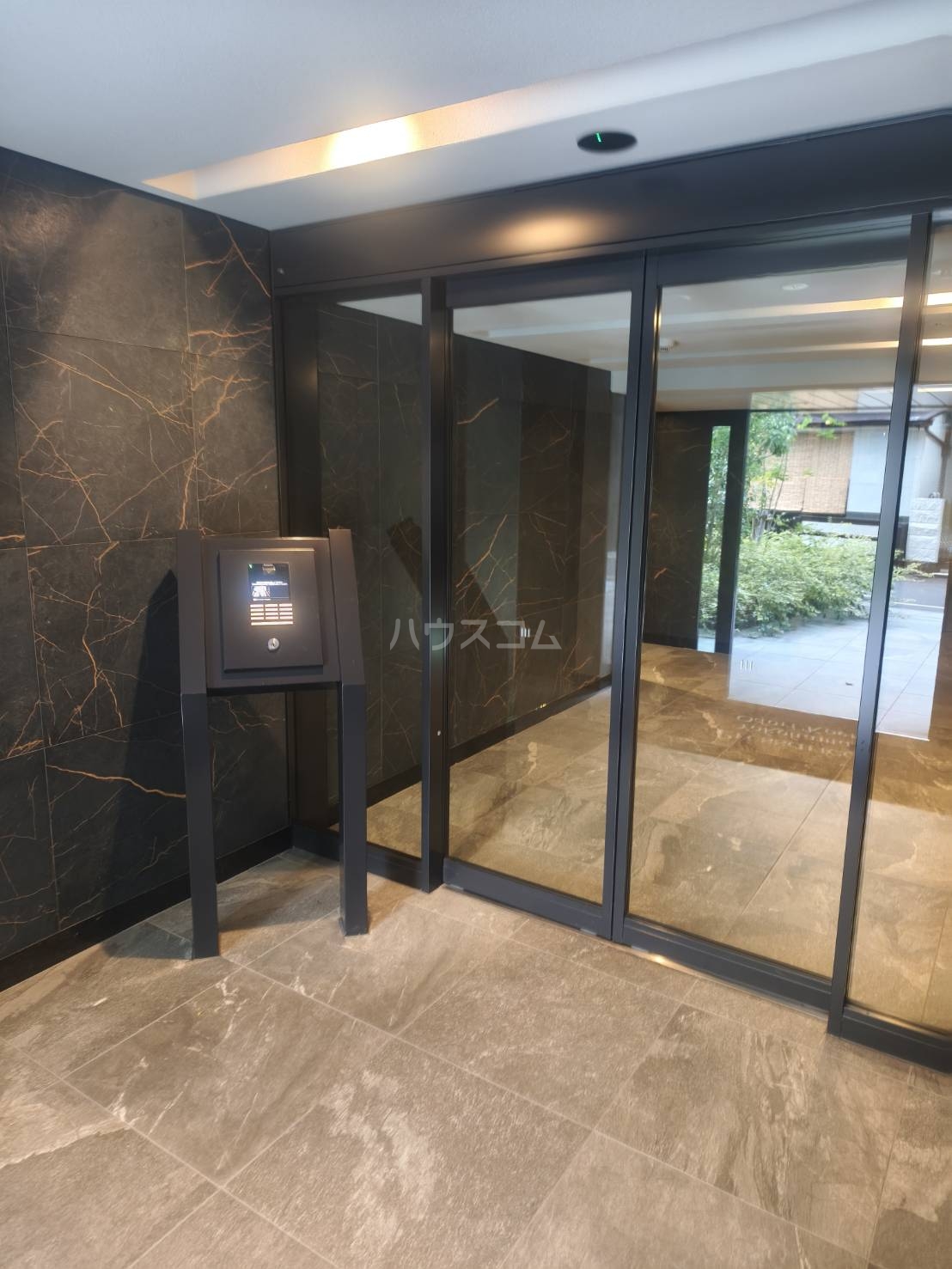 22/30 エントランス