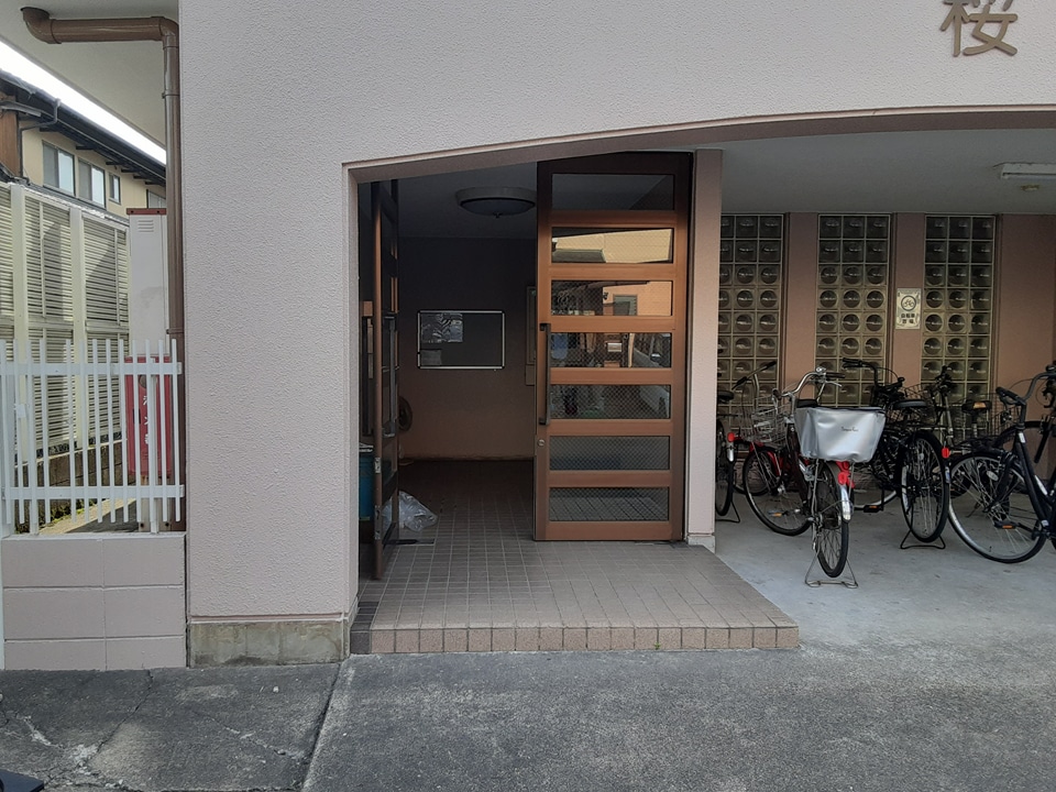 21/30 エントランス