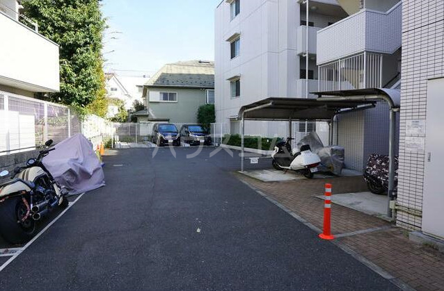 18/21 駐車場